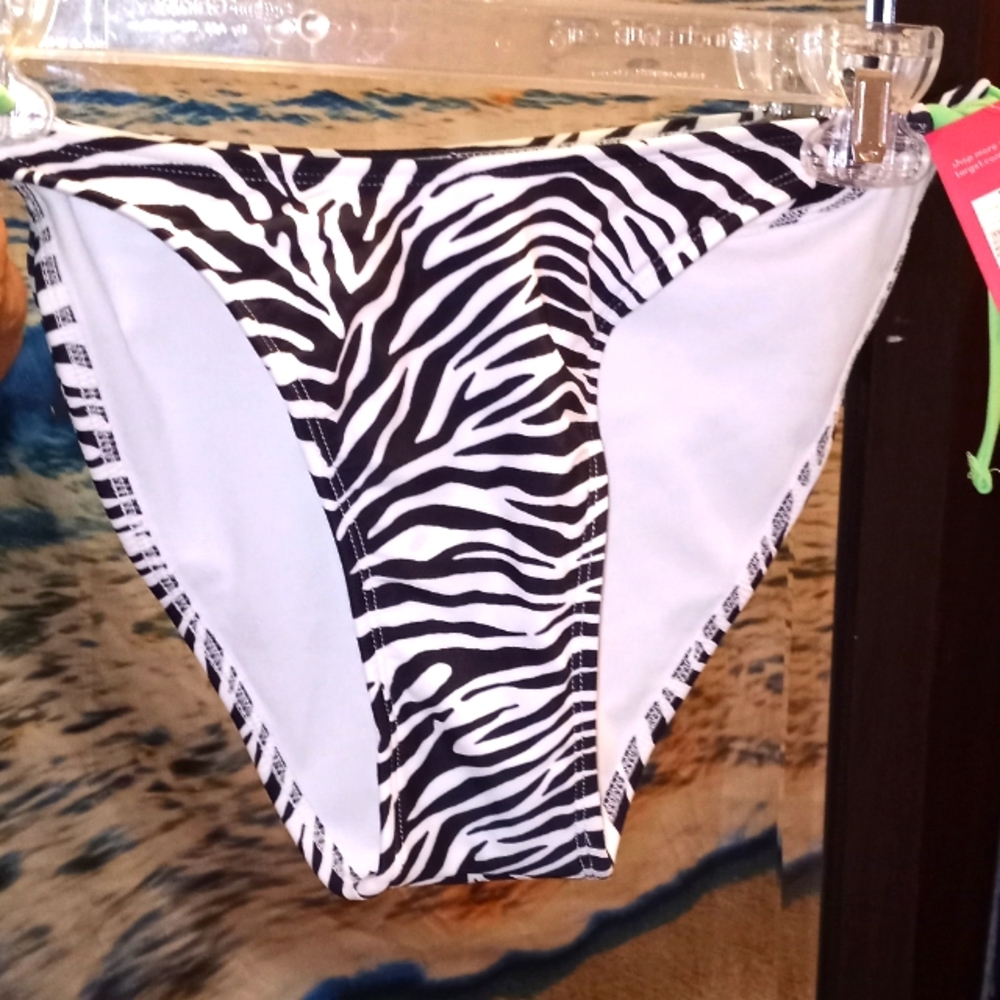 ⭐Sale NWT. Women bikini tie bottoms.M/L